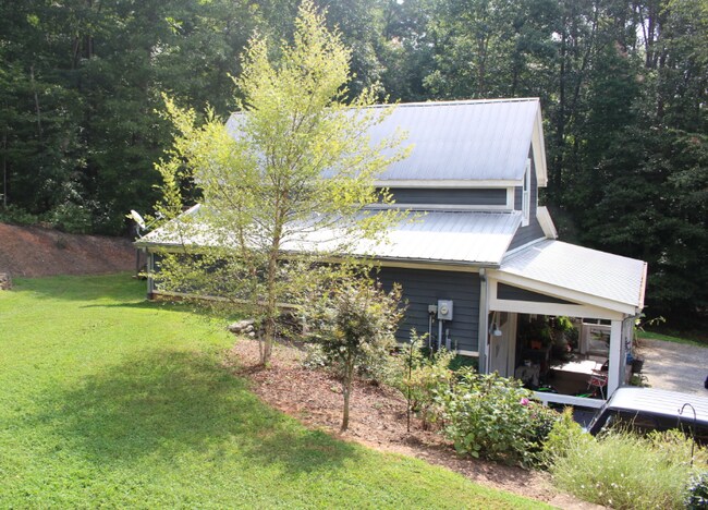 Building Photo - 203 Lucky Horse Ln