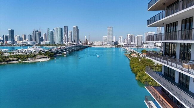 Building Photo - 1000 Venetian Way