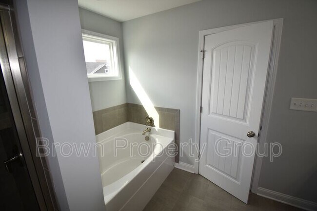 Building Photo - 441 Stonebriar Ave