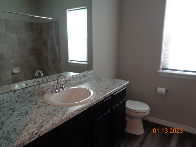 Building Photo - Main level living