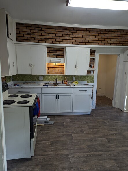 Building Photo - 119 Adrian St