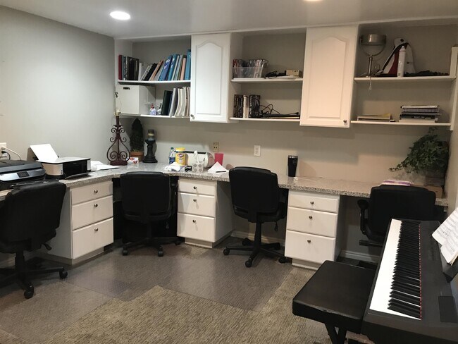 Building Photo - 986 900 E