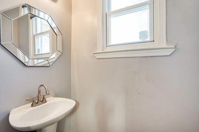 Building Photo - Spacious 3-Bedroom, 2.5-Bath Home with Gat...