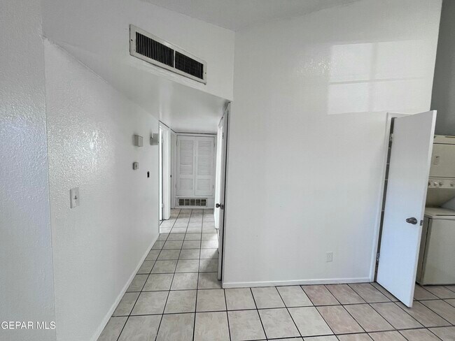 Building Photo - 5524 Oakbriar Cir