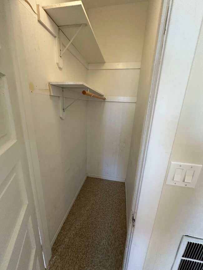 Building Photo - 953 N California Ave