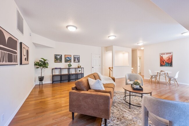 Building Photo - BEAUTIFUL 5 Bedroom Home in the Sought-After Hillshire Estates of Bull Mountain