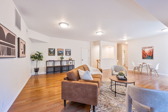 Building Photo - PRICE REDUCTION 5 Bedroom Home in the Sought-After Hillshire Estates of Bull Mountain