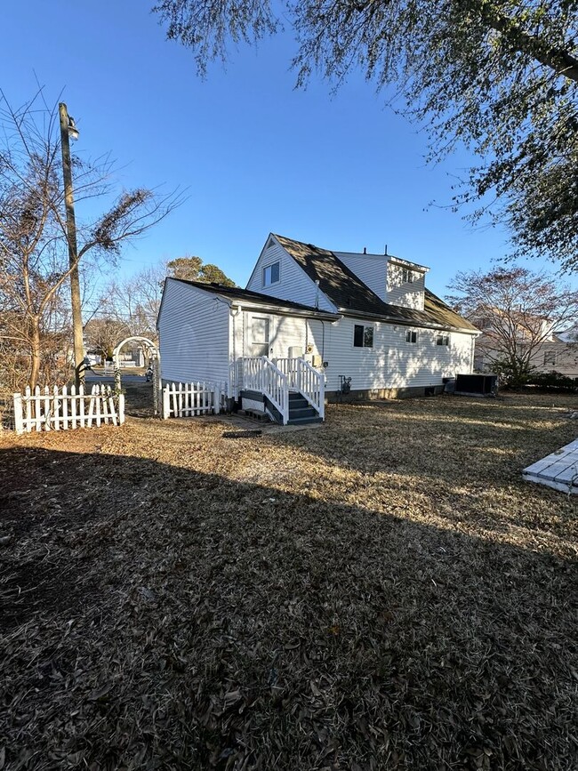 Building Photo - Well-Maintained 4-Bedroom in Haygood Area of Virginia Beach