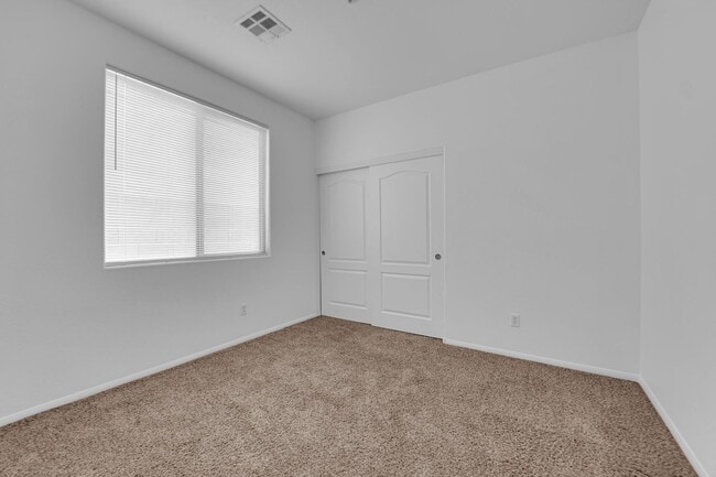 Building Photo - Beautiful 3/2 home! Corner lot in gated community!!