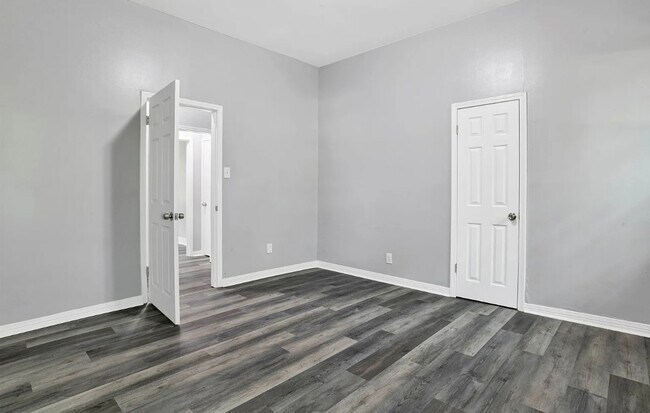 Building Photo - 1633 Phillips Ln