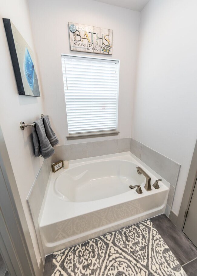 Building Photo - 2 Bedroom Luxury townhome