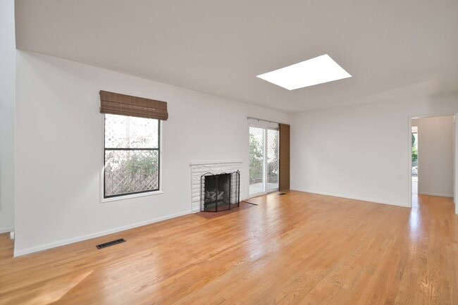 Building Photo - 4 Bedroom Home on Cul de Sac in Hermosa Beach