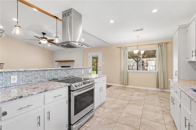 Building Photo - 3810 Hillside Dr