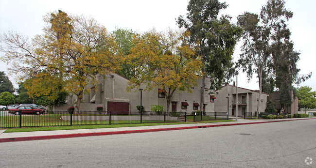 Building Photo - Kings Villages