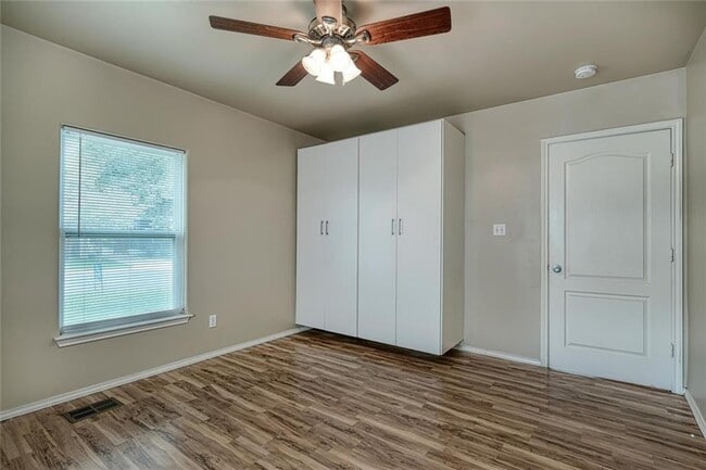 Building Photo - 2705 La Mesa Dr