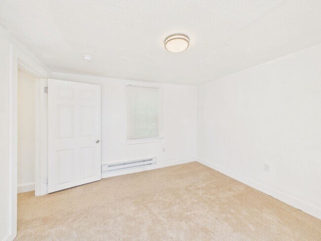 Building Photo - 270 Calder St