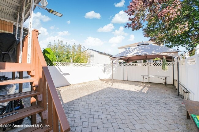 Building Photo - 453 Dongan Hills Ave