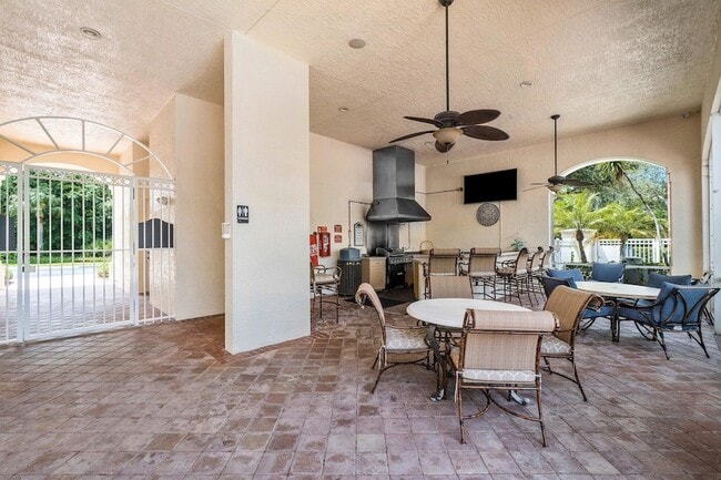 Building Photo - 10106 Myrtlewood Cir W