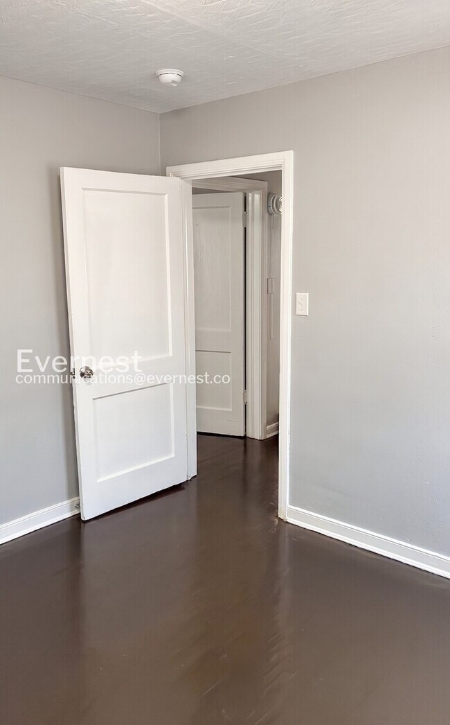 Building Photo - 2 Bed/1 Bath Home with Off-Street Parking / Pet-Friendly / Vouchers Accepted / Available Soon!