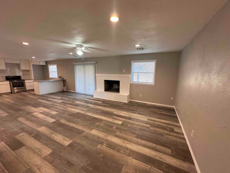 Building Photo - 11216 N McKinley Ave