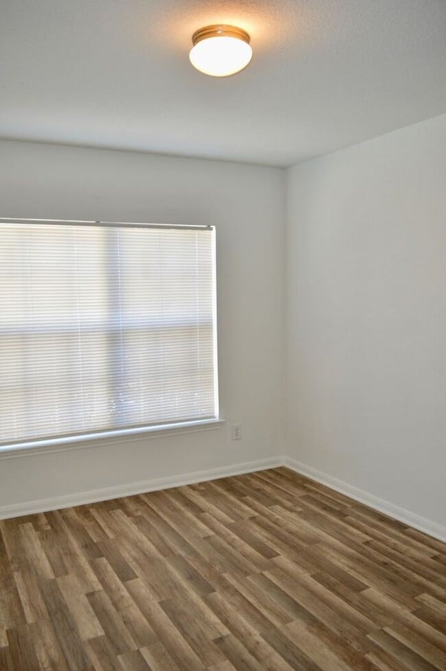 Building Photo - Amazing 4 bed 2 bath 2 story home in Hallie Heights!