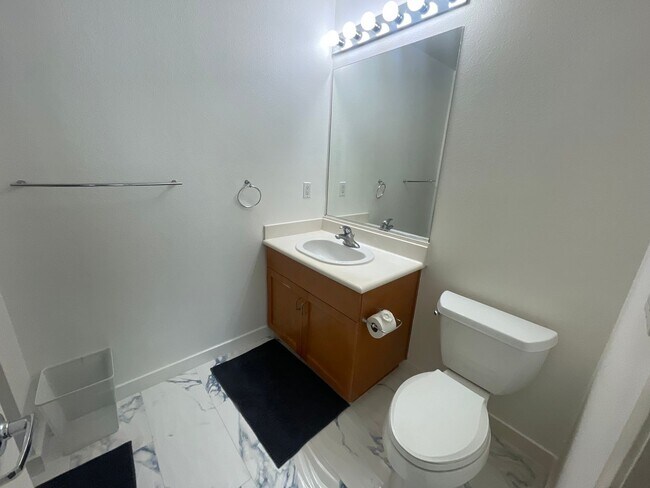 Building Photo - Spacious 3 bedroom / 2.5 Bath Apartment in...