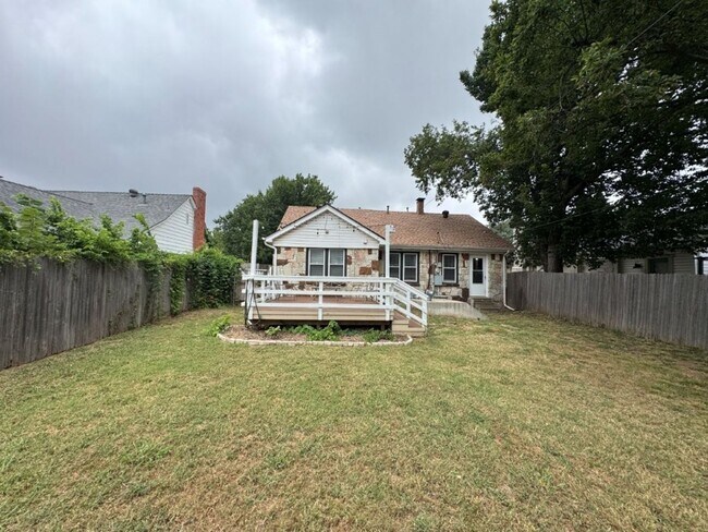 Building Photo - Cutest 3 bed with historic charm, so close...