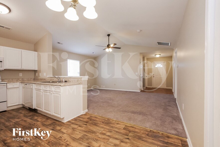 Building Photo - 5823 Hamilton Oaks Dr