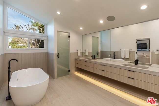 Building Photo - 624 N Beverly Dr