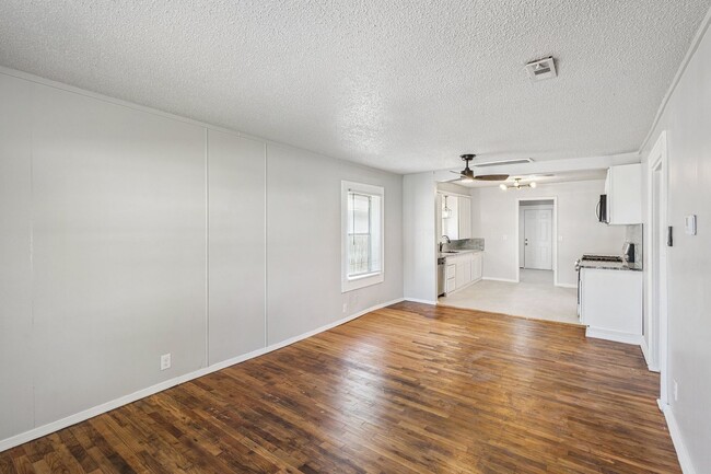 Building Photo - Beautifully renovated 2/1!