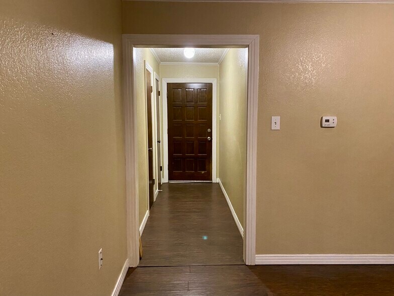 Building Photo - 613 NW Sandra Ln