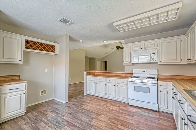 Building Photo - 923 Mayweather Ln