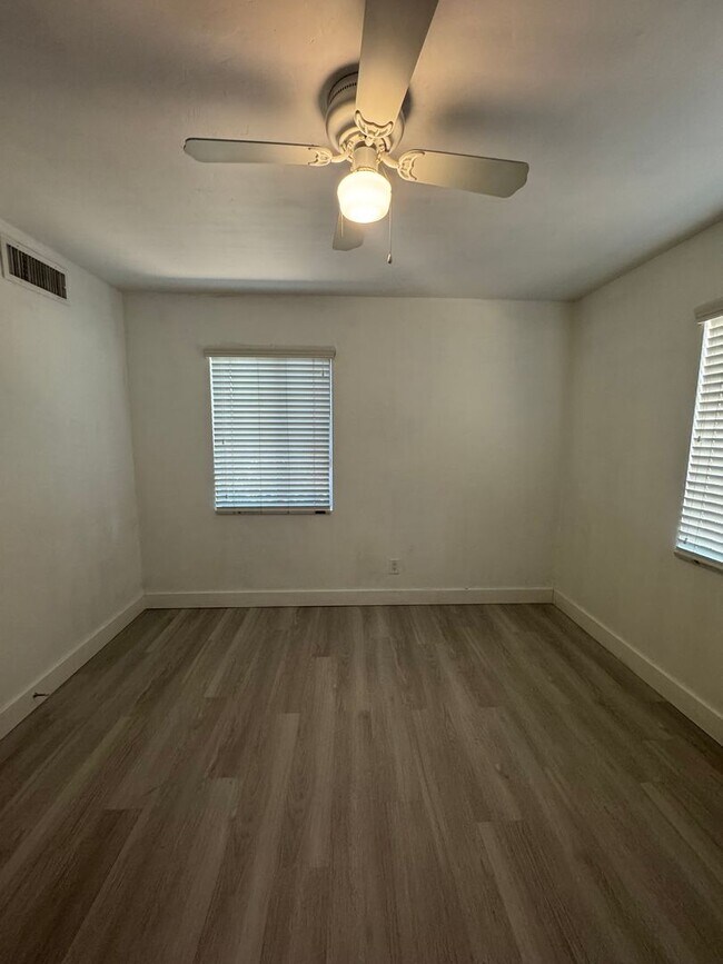Building Photo - 2225 W Whitton Ave