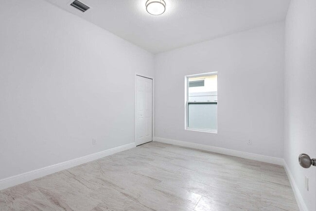 Building Photo - 2827 Saranac Ave
