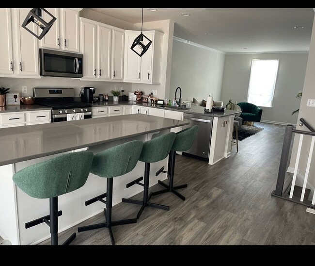 Building Photo - 3 Bedroom 2.5 Bathroom Open Floor Plan