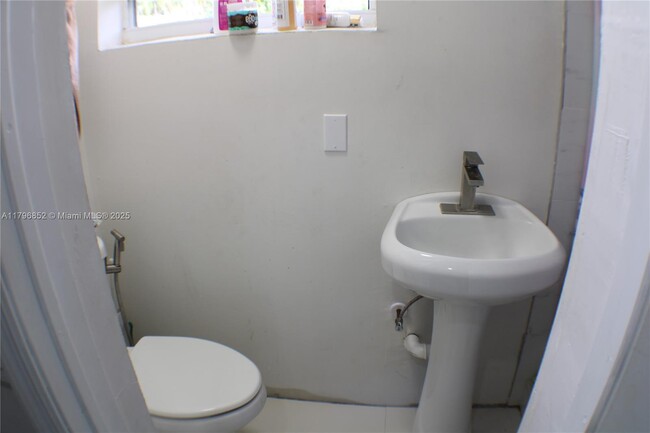 Building Photo - 2050 N 57th Terrace