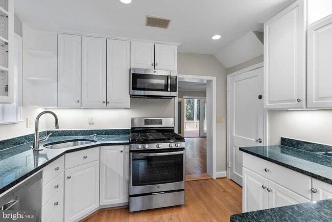 Building Photo - 2104 N Jefferson St