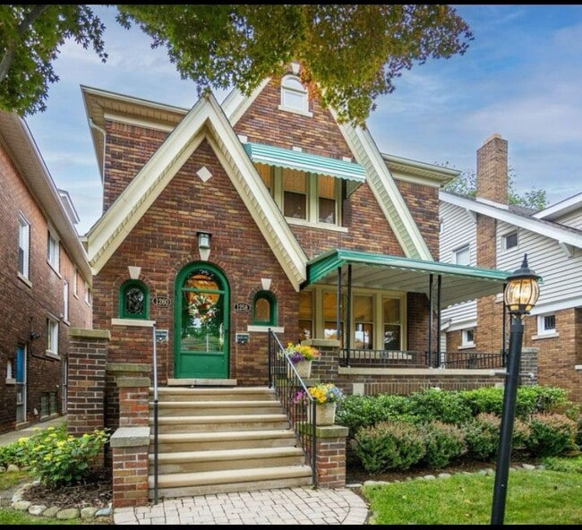 Primary Photo - 1258 Lakepointe St