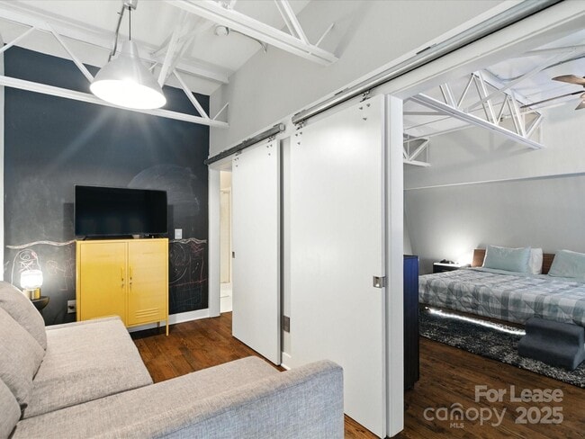 Building Photo - 915 Westmere Ave