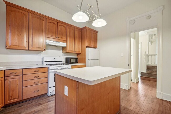 Building Photo - Available Now! 3 bedroom, 1.5 bathrooms hi...