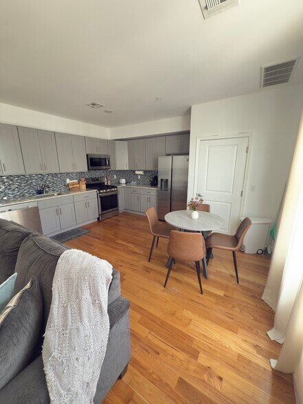 Building Photo - 439 Avenue C