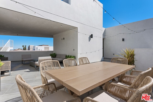 Building Photo - 164 Chestnut St