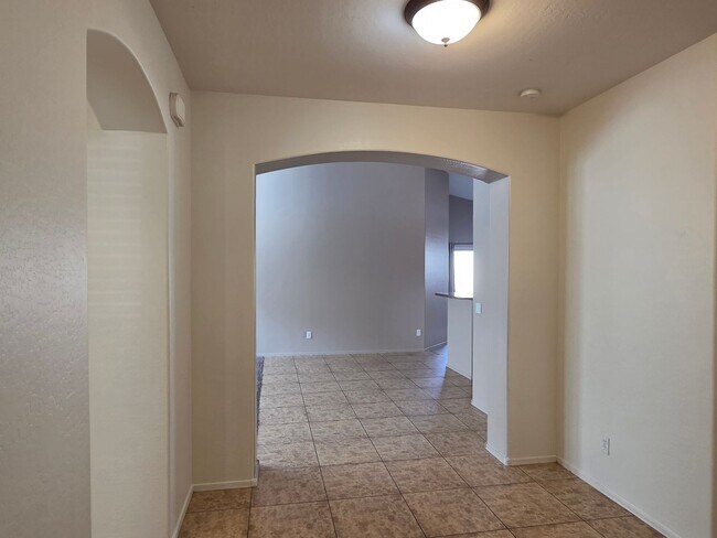 Building Photo - Beautiful 4 Bed/2 Bath in Goodyear!