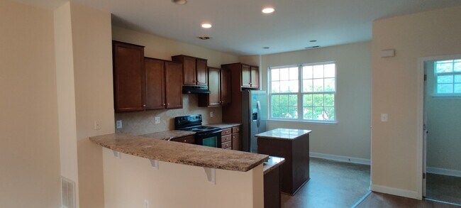 Building Photo - 4 bedroom townhome with garage
