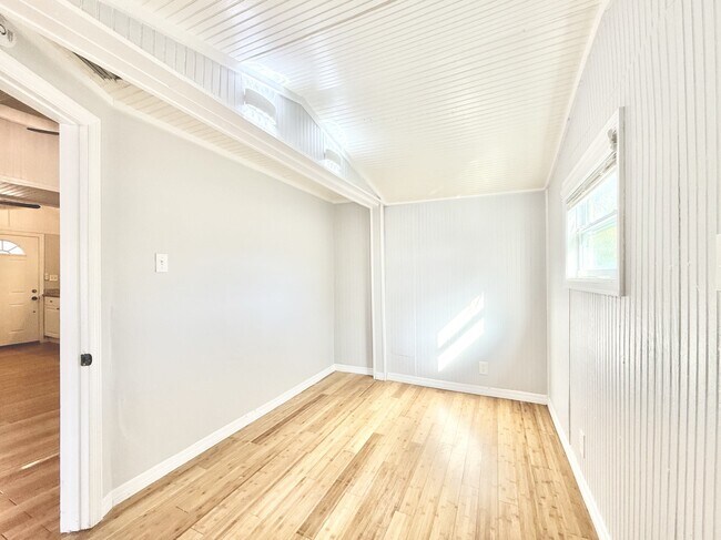 Building Photo - 713 Smith St