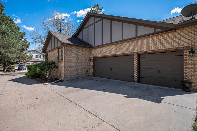 Building Photo - "Spacious 4-Bedroom Retreat with 3.5 Baths...