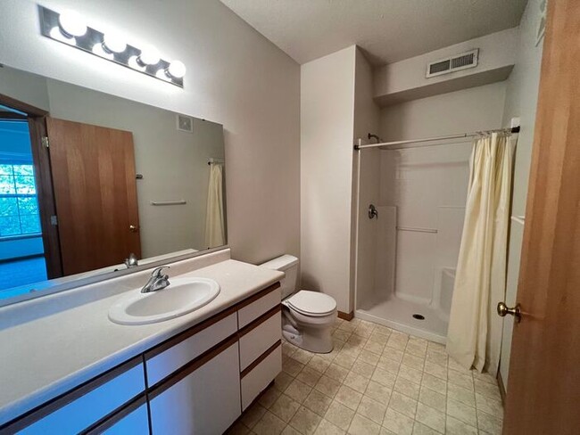 Building Photo - $1,325 | 2 Bedroom, 2 Bathroom Condo | Pet...