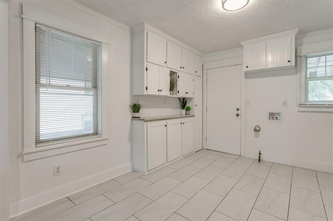 Building Photo - 516 E Rickenbacker Dr