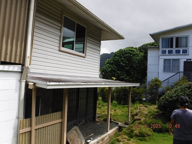Building Photo - At Home in Manoa 2/1/1