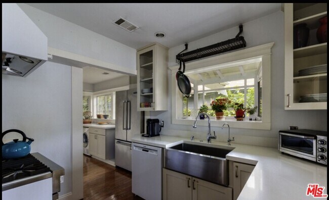 Building Photo - 652 Woodlawn Ave